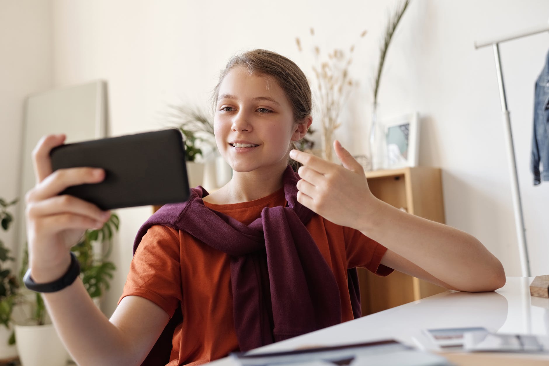 ¿Desconfianza o prevención? Siete de cada 10 padres revisan el celular de sus hijos con frecuencia